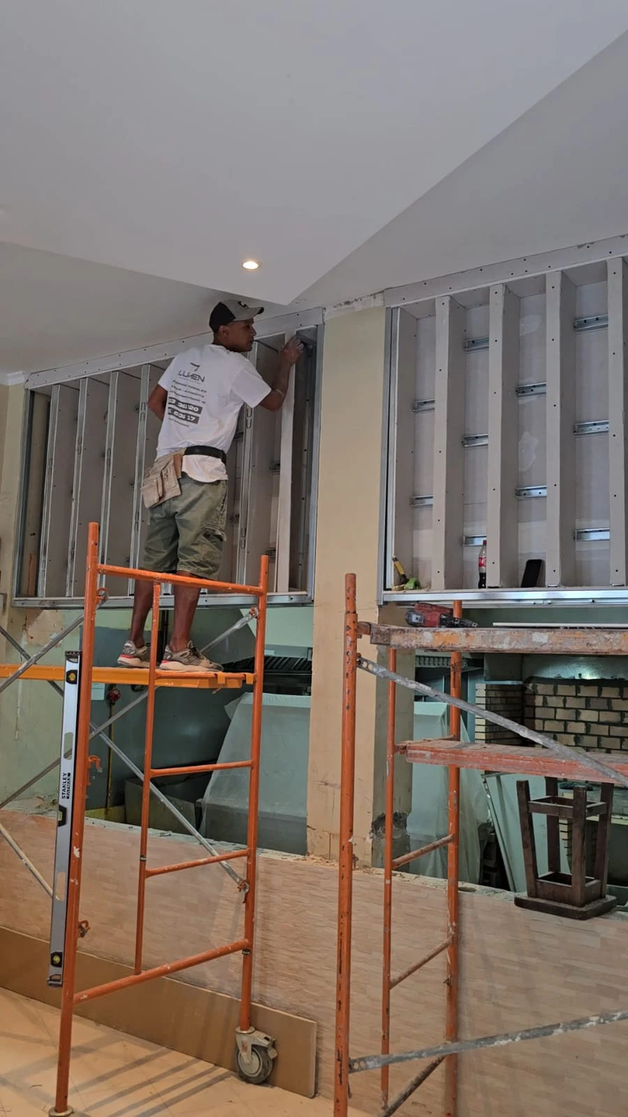 creacion-mueble-para-vinos-sobre-barra-en-pladur-puerto-del-carmen