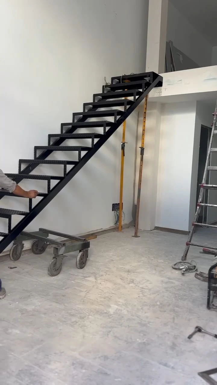 colocacion-escalera-hierro-local-arrecife